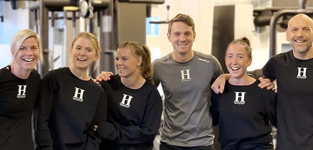 Gruppbild-personal-7805-1400x480-1 (1)